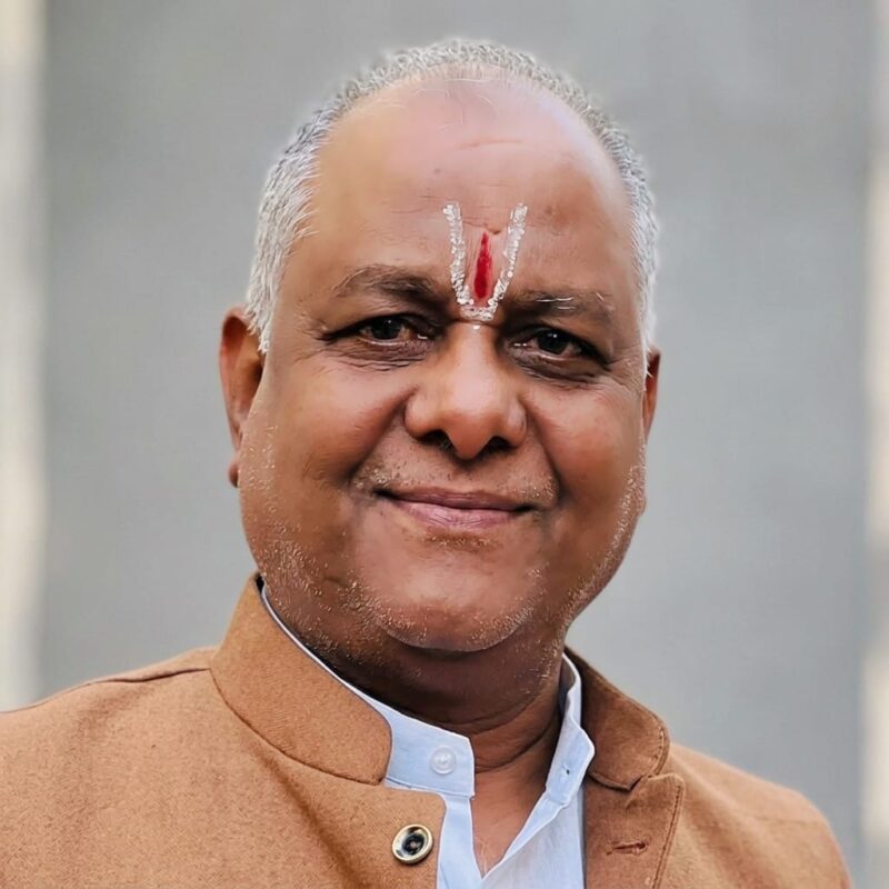 Portrait of Dr. Rammanohar Parmarthi, senior Ayurvedic practitioner and traditional wellness expert associated with Hurrywell Ayurveda.